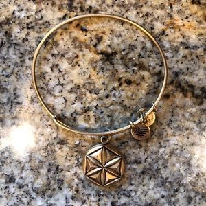 NWOT Aphrodite’s Flower Alex and Ani